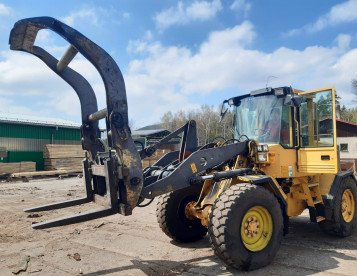 Prodej •	čelní nakladač Volvo L50C s kleštěmi na kulatinu 