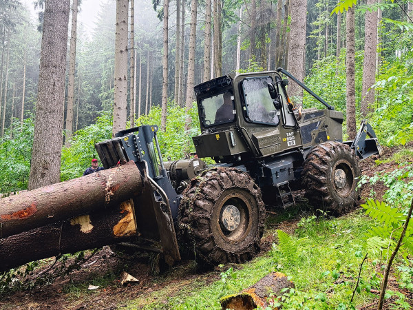 IRUM TAF 690 S5: moderní lesní kolový traktor z Rumunska