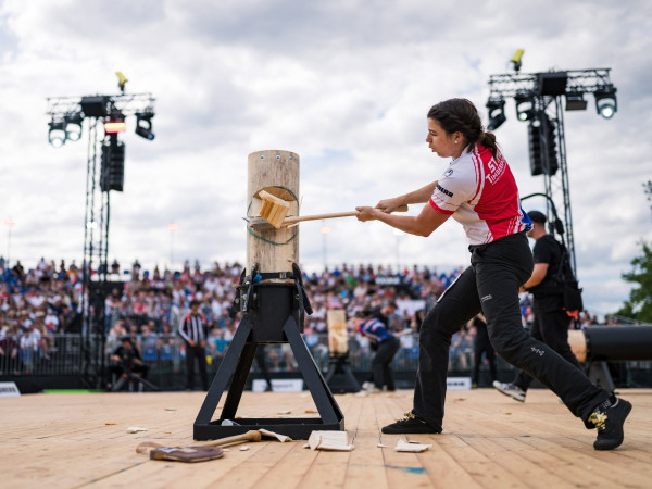 Disciplína „standing block chop“. Foto: archiv STIHL Timbersports